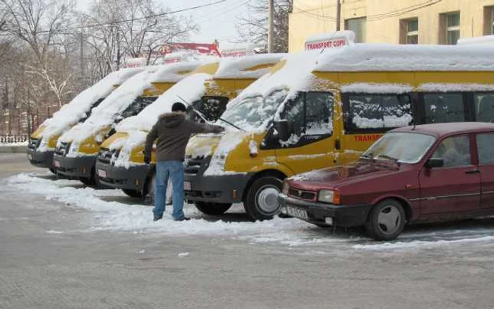 Şoferii pregăteau microbuzele de plecare