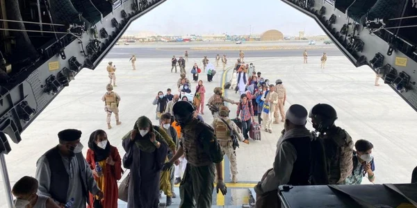 Oameni evacuati din Kabul FOTO EPA-EFE