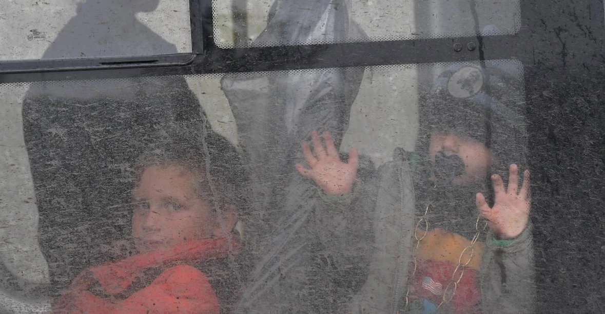 Copii într-un autobuz care se îndreaptă spre Belgorod, Rusia. FOTO Arhivă