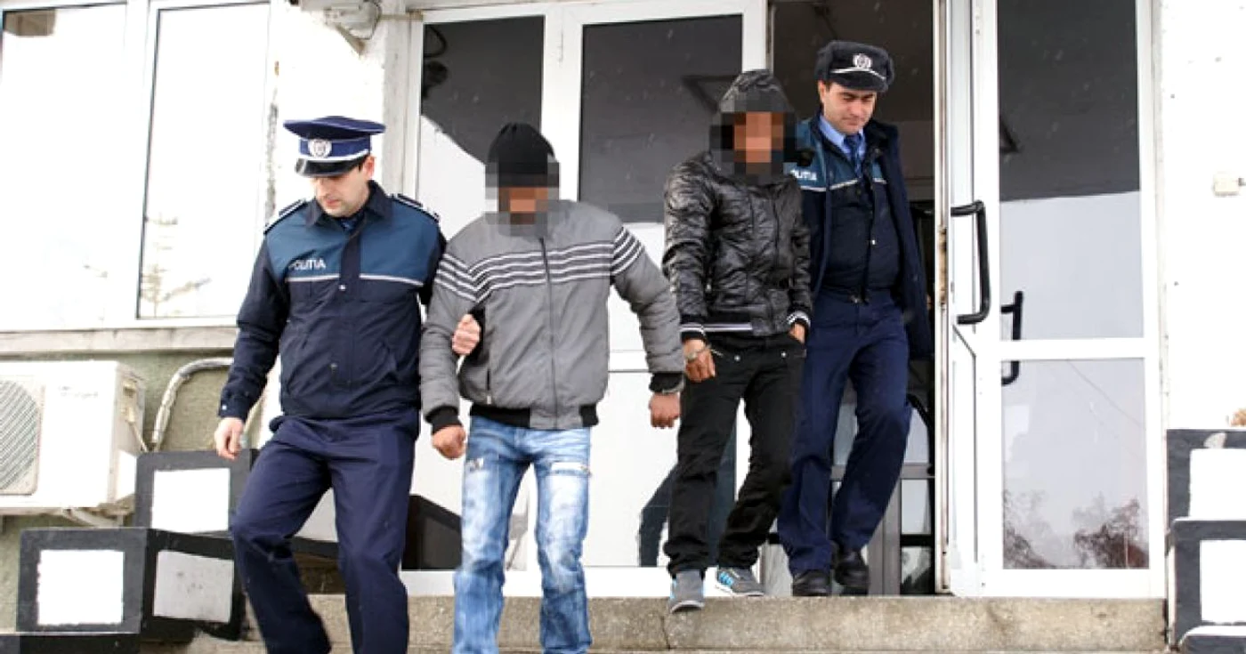 Cei doi suspecţi minori au fost încarceraţi în arestul Poliţiei Olt de la Slatina