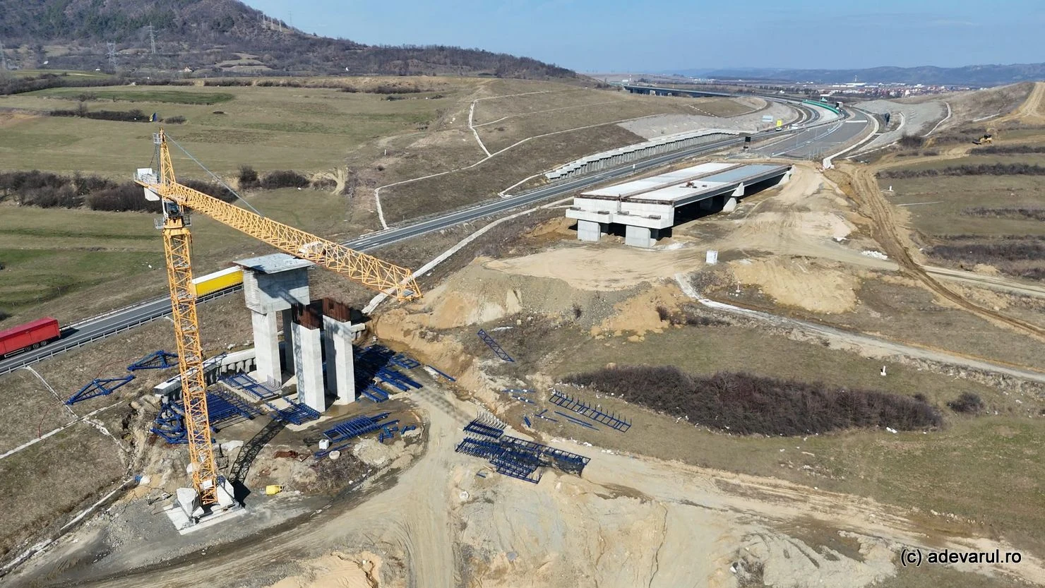 Cel mai complex nod de autostradă prinde contur. „Va avea numeroase poduri, pasaje și chiar viaducte, pe trei niveluri”