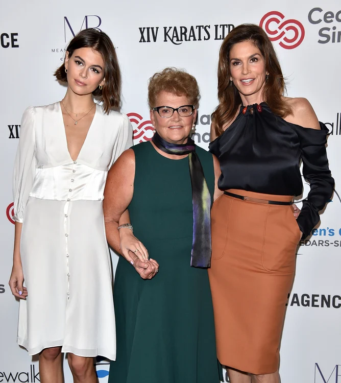 Cindy Crawford împreună cu mama și cu fiica ei, fotomodelul Kaia Gerber, la un eveniment în Los Angeles