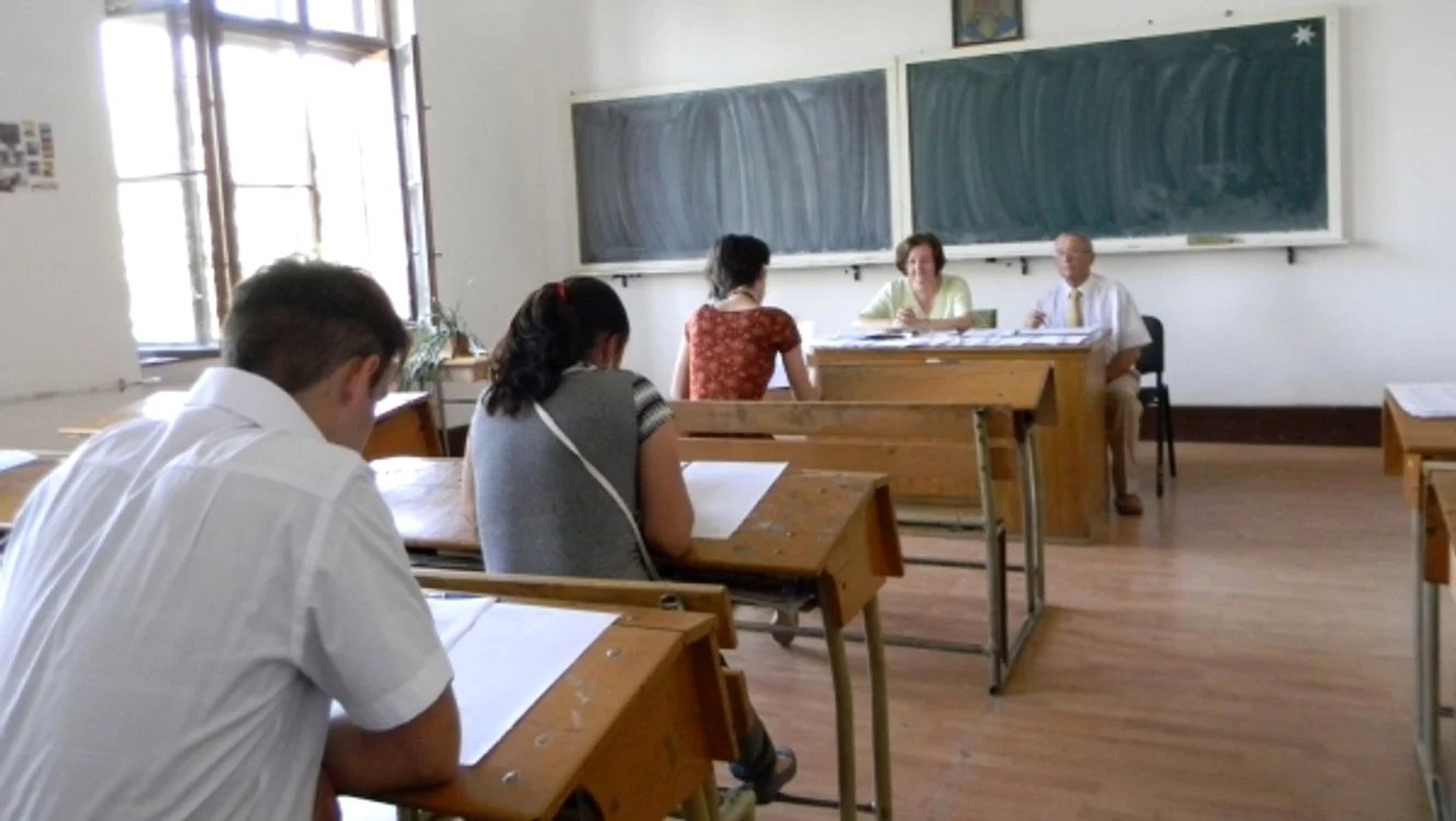 
    Peste 32.000 de candidați vor da azi examen  