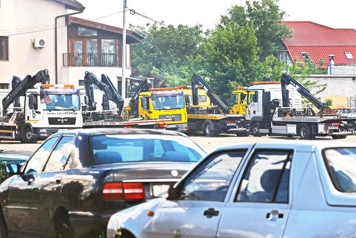 Pasul 1 Scoateţi  aparatul  din cutie, îl  deschideţi  şi scoateţi  electrozii  din folie