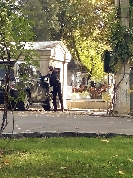 
    Piţurcă a vorbit foarte  mult la telefon în cimitir,  punându-şi la punct  detaliile plecării din ţară FOTO: Alex Muscaliu  