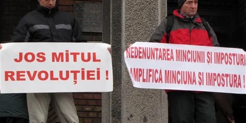 Antirevoluţionari pe treptele Catedralei din Timişoara