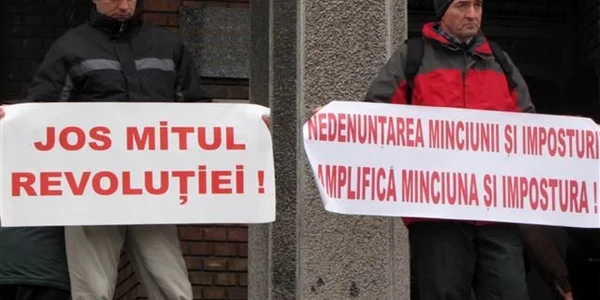 Antirevoluţionari pe treptele Catedralei din Timişoara