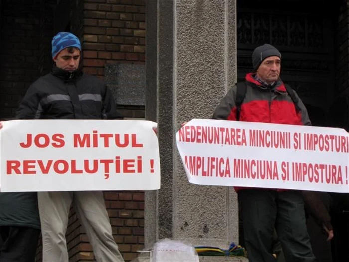 Antirevoluţionarii s-au postat pe treptele Catedralei