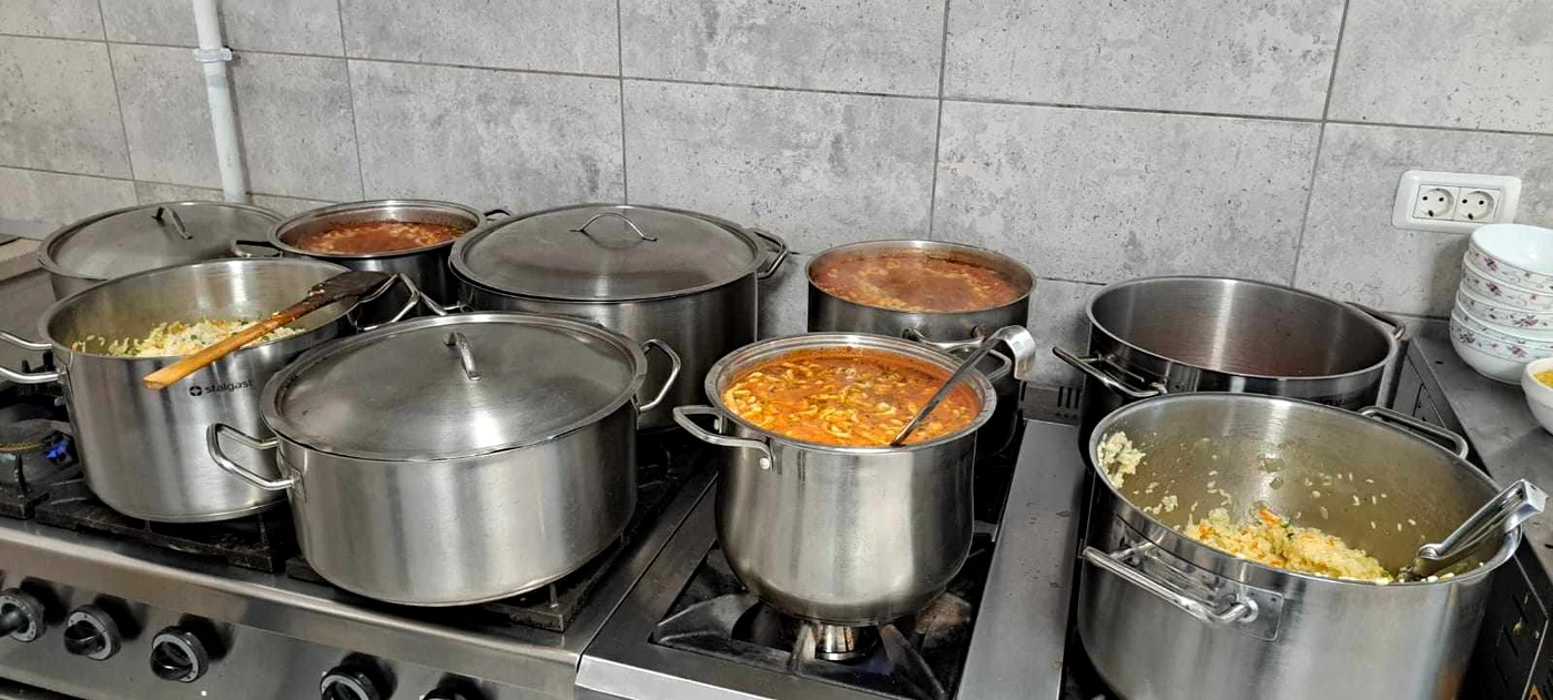 Se pregătesc cantități mari de mâncare FOTO Primăria Chișineu-Criș 