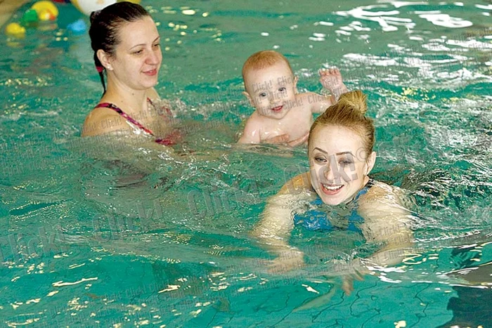 
    Micuţul Adan se  distrează foarte  bine la orele de înot (FOTO: DORIN CONSTANDA)  
