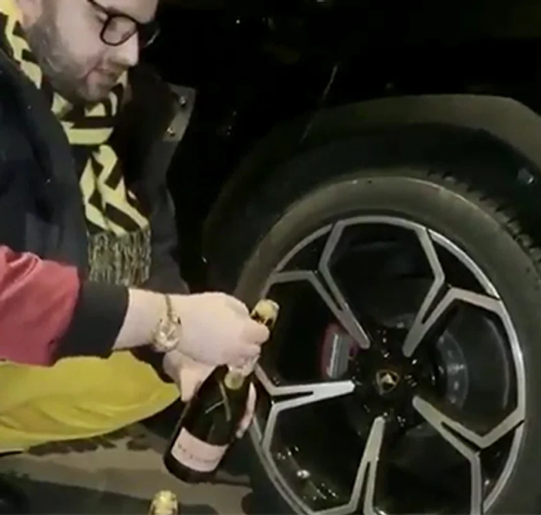 „Îşi expune bogăţia făcând lucruri şocante”, au scris ziariştii francezi