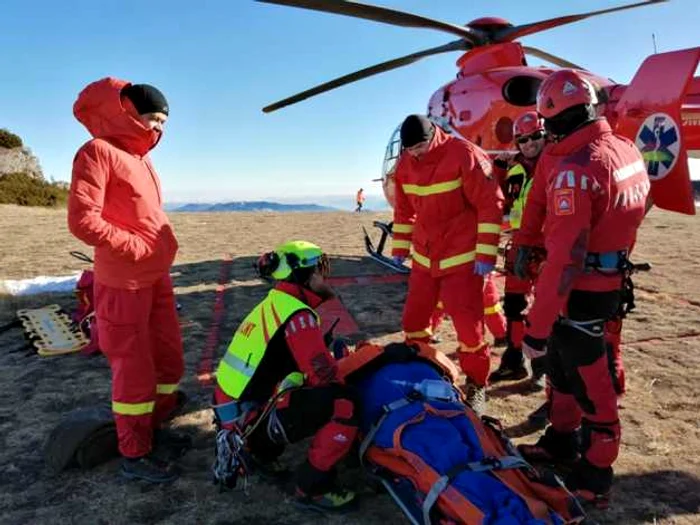 Turistul rănit a ajuns la un spital din Braşov. FOTO: Salvamont Neamţ