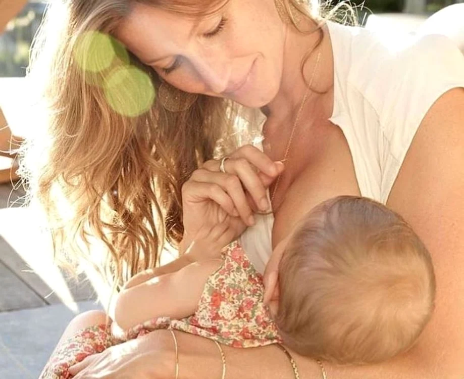 Gisele Bundchen crede că laptele matern este “magic”