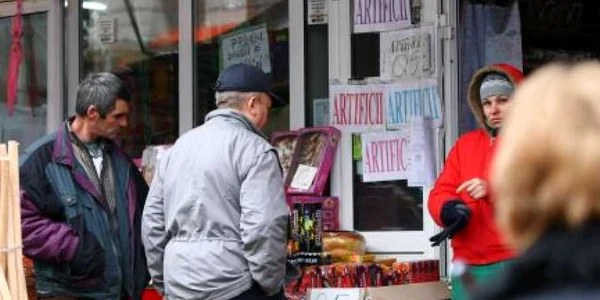 Vânzătorii comercializau artificii interzise de lege