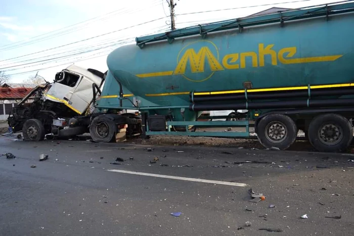 Oamenii legii au luat decizia de a devia traficul pe altă rută.