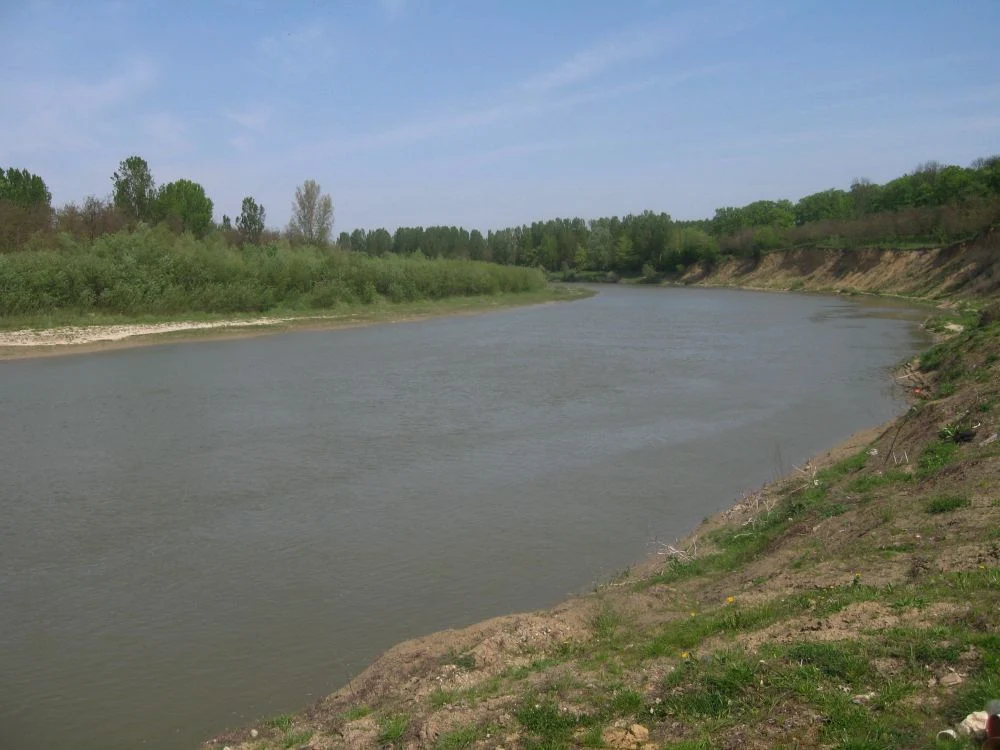 Un bărbat a fost luat de curenți în timp ce traversa pe jos râul Moldova FOTO: Arhivă