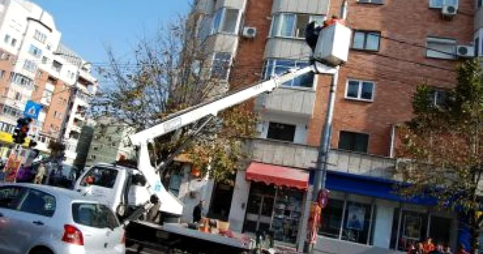 Slatina: Se montează cablurile pentru luminiţele de Crăciun