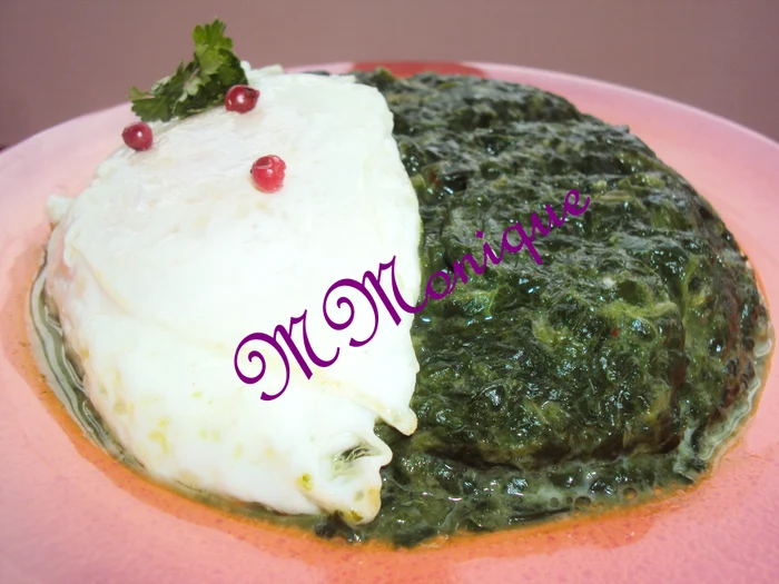 
    Mâncare de spanac cu ochiuri de ou  