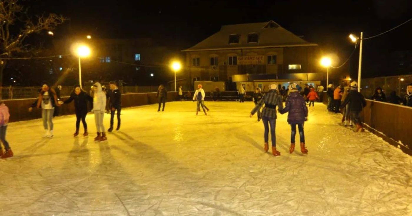 Cei mai mulţi clienţi ai patinoarului din Slatina din prima seară au fost copii... (Foto: Mugurel Manea)