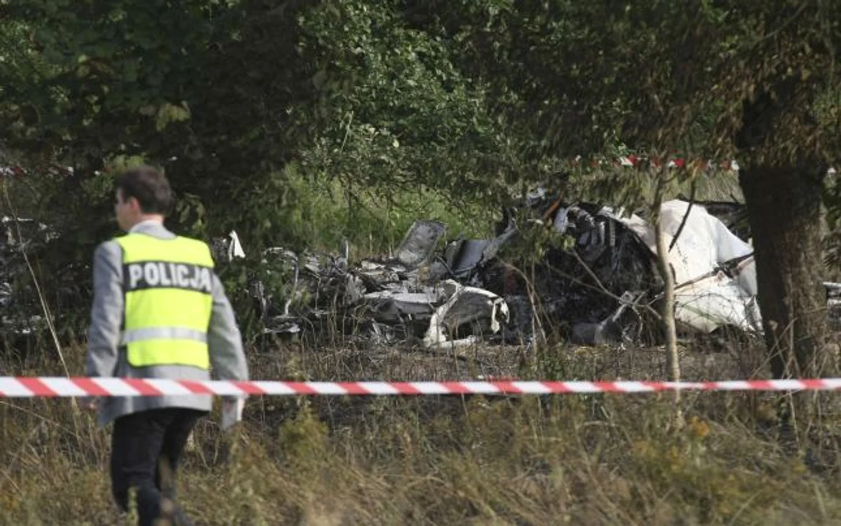 
    La bordul se aflau 12 persoane. Una a supravieţuit şi a fost transportată la spitalFoto: Reuters  