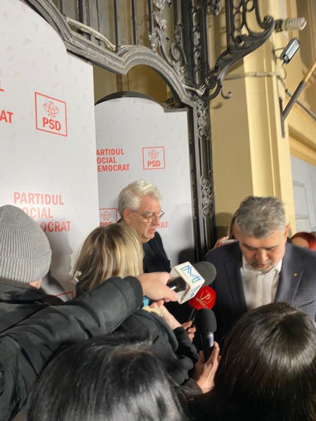 Cum așteaptă principalii candidați la prezidențiale rezultatele. De la apariții la TV și atmosferă relaxată, la dezamăgire greu de mascat 