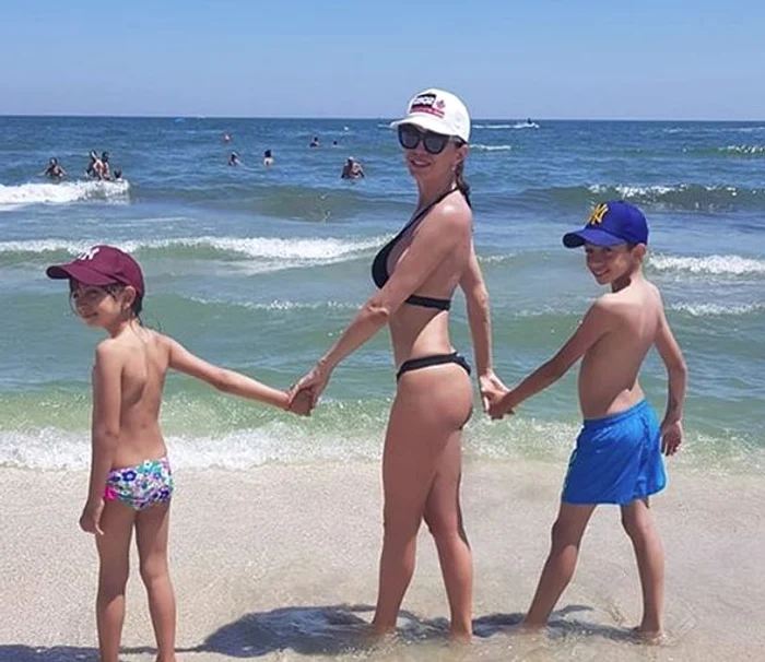 
    Cristina Spătar, siluetă sexy în costum de baie la 45 de ani Foto Instagram  