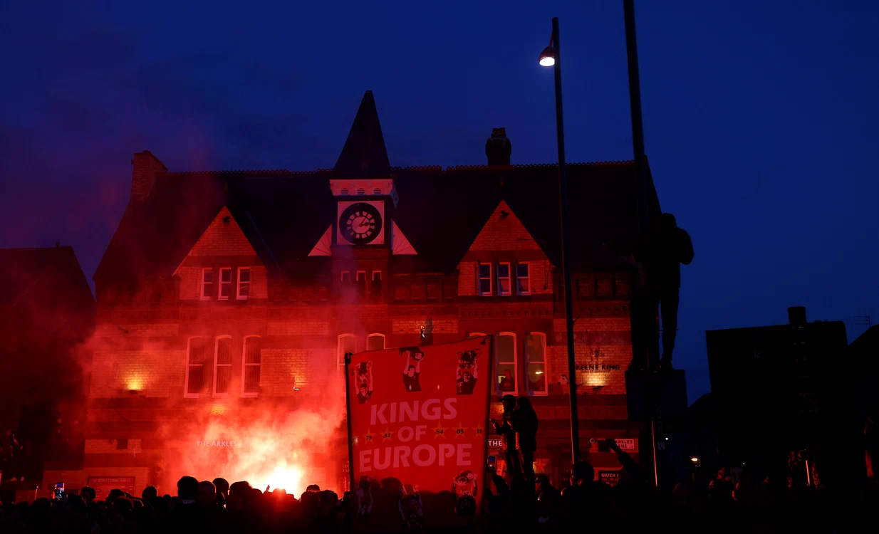
    Fanii lui FC Liverpool obișnuiesc să sărbătoreasă pe străziFoto: Guliver / GettyImages  
