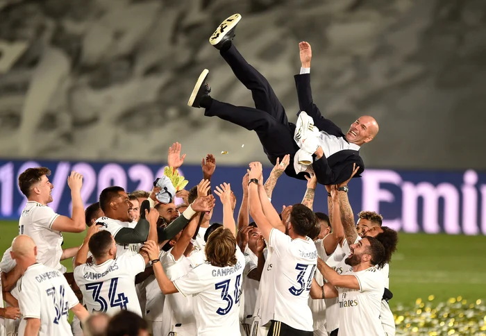 
    Fotbaliștii lui Real Madrid l-au purtat pe brațe pe Zinedine ZidaneFoto: Guliver / GettyImages  