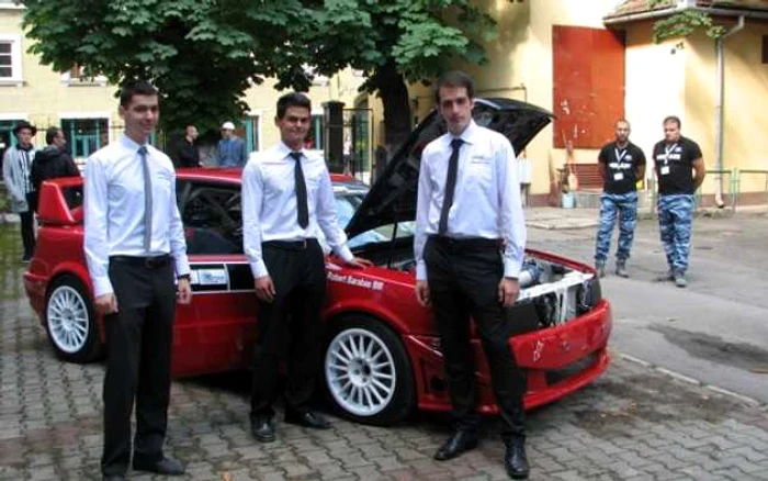 Sebastian Aftanasă, Robert Barabas şi Ion Gavriloaie - alături de maşina de curse pe care
au construit-o în întregime