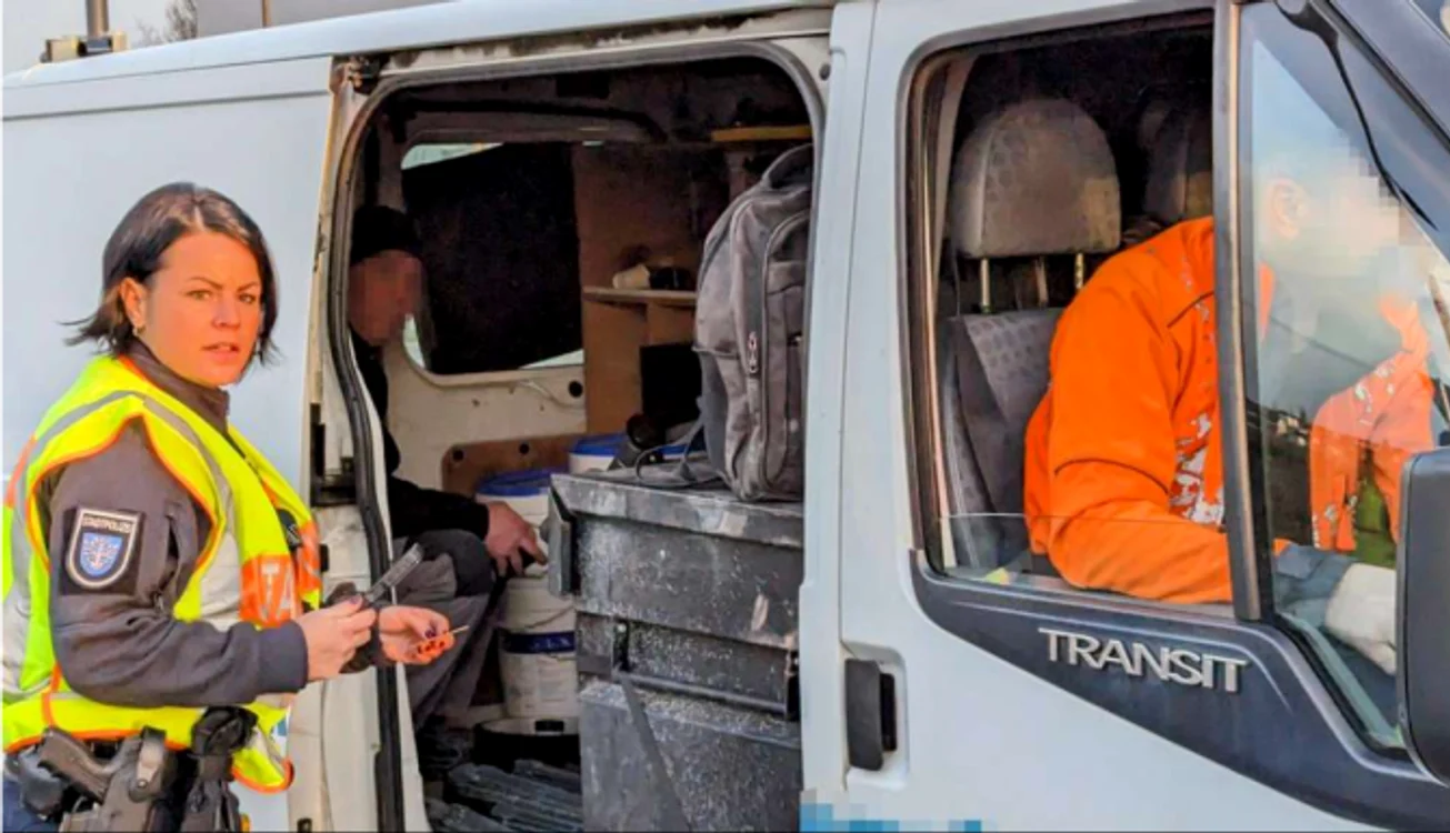 Polițiștii au rămas uimiți de ce au găsit în microbuz. FOTO Reinartz/fnp.de