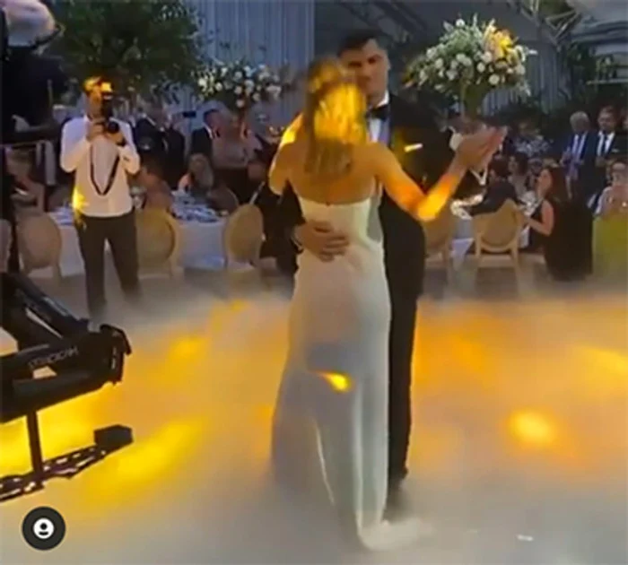 Pentru dansul mirilor a îmbrăcat o rochie Oscar de la Renta, albă cu o fundă mare neagră