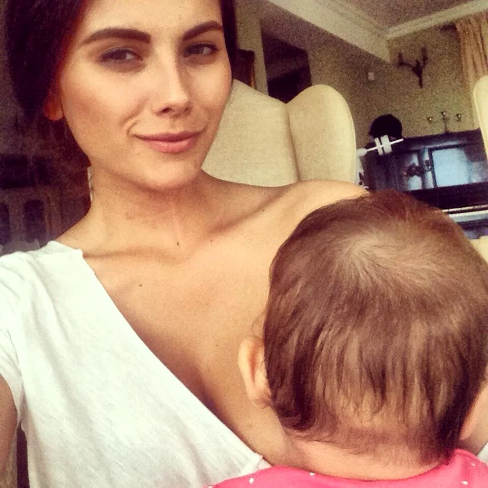 Nicolle îşi alăptează în continuare fetiţa la sân