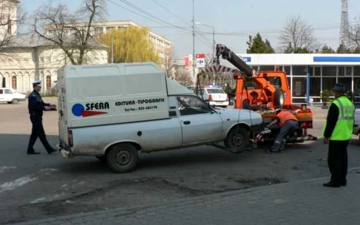 Primăria vrea intervenţia Guvernului în problema ridicării maşinilor parcate aiurea