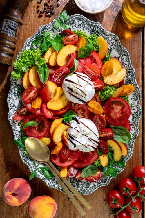 O salată caprese cu piersici și brânză FOTO notentirelyaverage.com