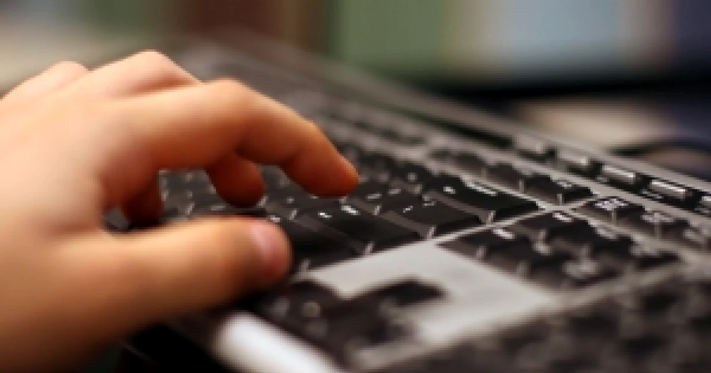 Poliţiştii băcăuani transmit un set de reguli care ar trebui respectate de internauţi pentru evitarea infractorilor din mediul online