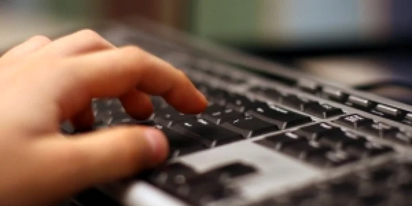 Elevii din Timişoara instruiţi să nu se expună pedofiliei on-line