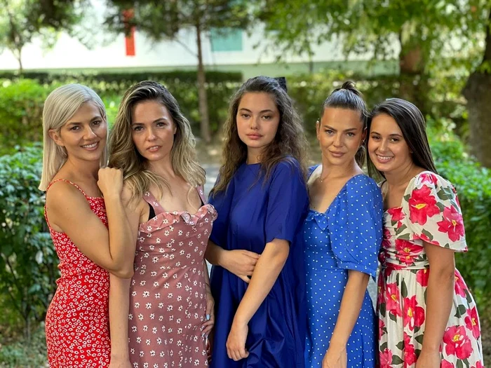 Lidia Buble, alături de surorile sale, Daniela, Lorena, Estera şi Diana foto: Instagram