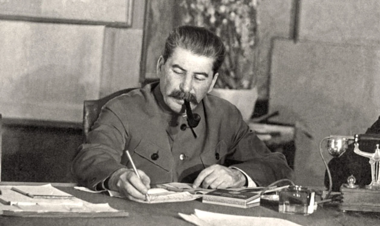 Portretele cu Stalin din Doneţk au fost plasate în piaţa centrală şi au ataşate şi un citat din marele lider comunist: „Cauza noastră este dreaptă. Duşmanul va fi înfrânt. Vom obţine victoria“