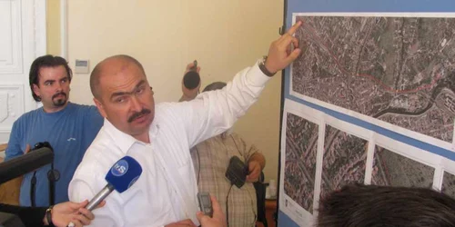 Ilie Bolojan prezentând noul proiect rutier