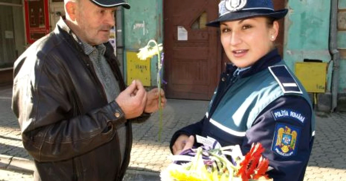 Poliţistele au împărţit flori bărbaţilor. D.G.