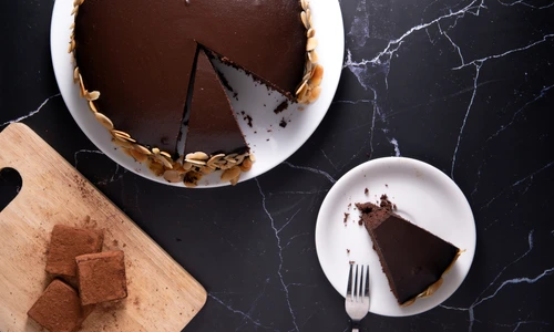 Tort de ciocolata cu cafea si fulgi de migdale  Sursa foto shutterstock 1803830791 jpg