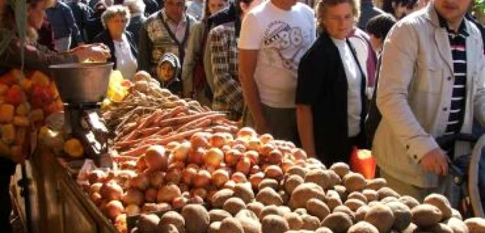 Botoşani: Bunuri materiale şi alimentare confiscate din Piaţa Centrală şi Bazarul Tati