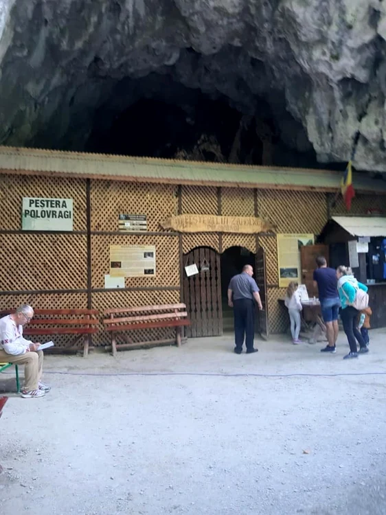 Turiştii pot să viziteze peştera le fiecare 30 de minute                        Foto: facebook.com/pestera.polovragi