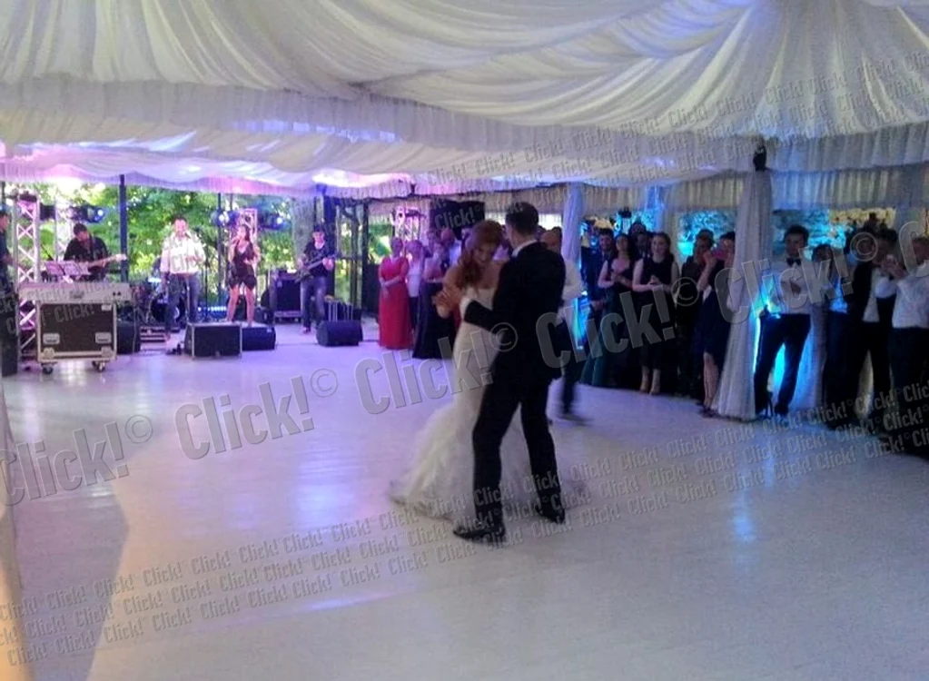 
    Vlad Chiricheş şi Sabrina au dansat «valsul mirilor» pe melodia «Vivo pe lei», interpretată de Ştefan Stan.  