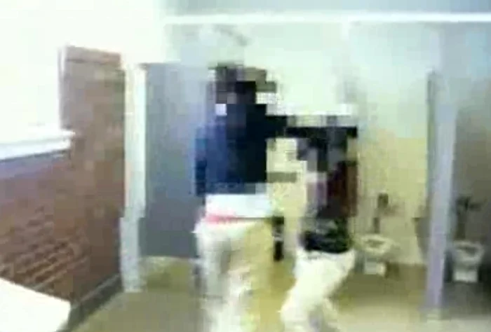 
    Distracţia celor care au filmat bătaia s-a transformat în tragedie atunci când una dintre fete s-a lovit puternic de un perete  