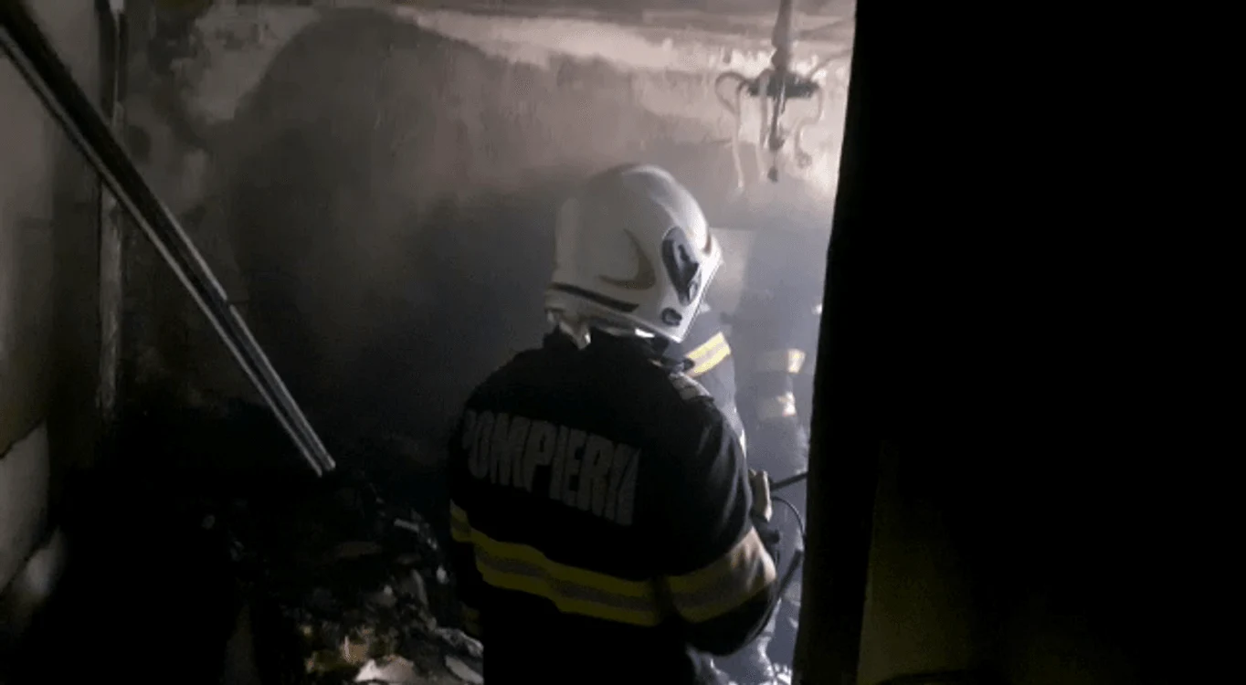 Intervenția pompierilor a împiedicat extinderea incendiului FOTO ISU Neamț 