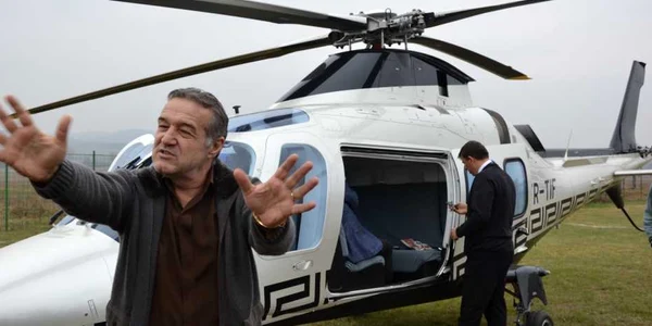 Becali a ajuns la Văgiulești cu elicopterul 