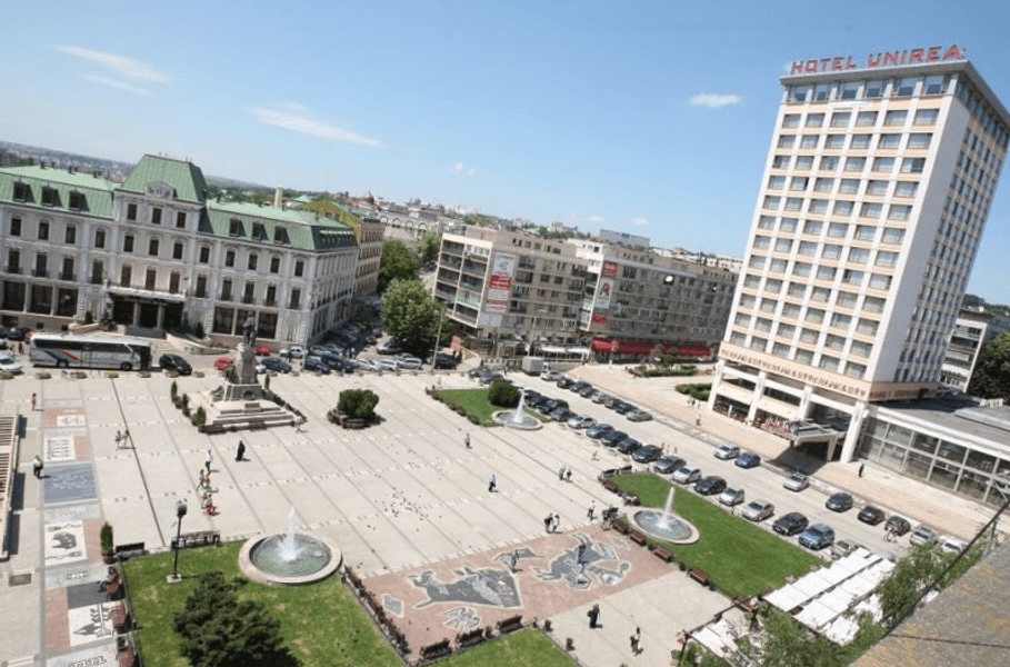 Atenţie, cad cuţite! O bătrânică din Iaşi este acuzată că aruncă obiecte periculoase de la etaj