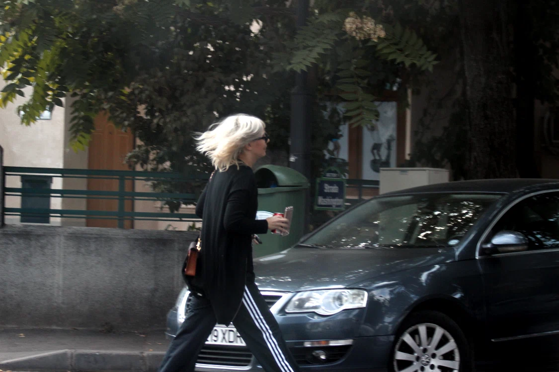 Blondina ar trebui să opteze pentru o măsură mai mică la haine 
