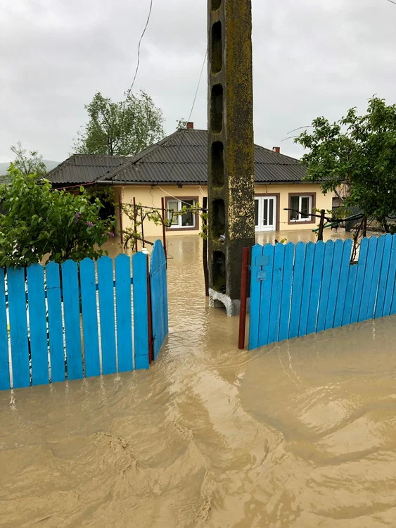 Sute de gospodării au fost inundate în ultimele ore